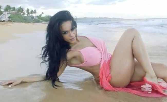 Missy, la sensual modelo que no tuvo buena suerte con el mar. FOTO: Captura de video