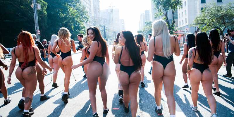 Las "Miss Bum Bum", por las calles de Brasil. FOTO: Especial